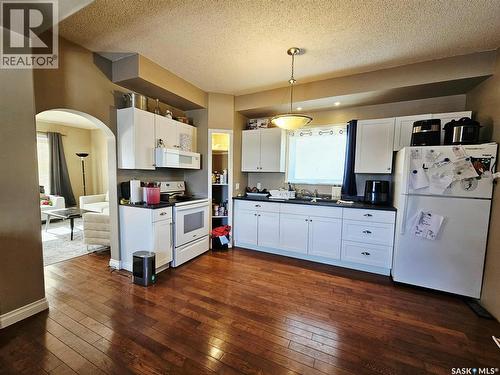 274 7Th Avenue E, Melville, SK - Indoor Photo Showing Kitchen With Double Sink