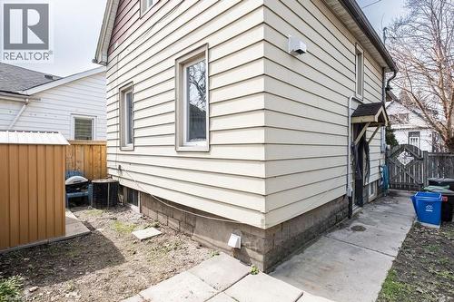 Backyard and side yard offering just enough room for herb garden containers. - 500 Ferguson Avenue N, Hamilton, ON - Outdoor