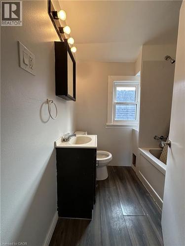 31 Mckinstry Street, Hamilton, ON - Indoor Photo Showing Bathroom
