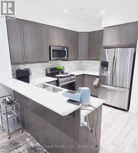 68 Phyllis Drive, Caledon, ON - Indoor Photo Showing Kitchen With Double Sink With Upgraded Kitchen