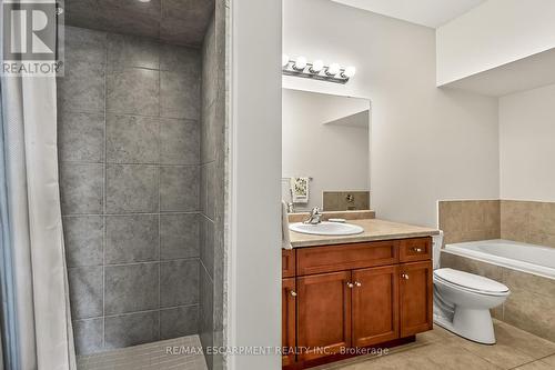 18 Ecker Lane, Hamilton, ON - Indoor Photo Showing Bathroom