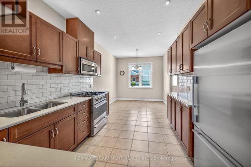 18 Ecker Lane, Hamilton, ON - Indoor Photo Showing Kitchen With Stainless Steel Kitchen With Double Sink With Upgraded Kitchen
