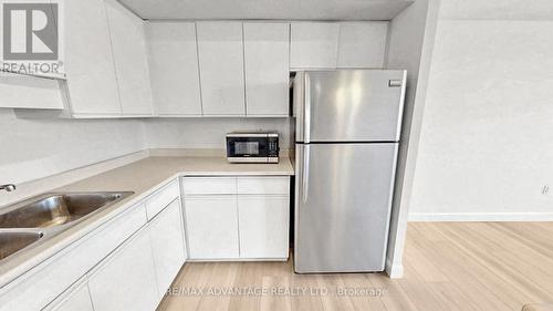 Lots of prep space - 106 - 521 Riverside Drive, London North (North P), ON - Indoor Photo Showing Kitchen