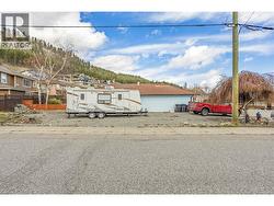 Plenty of space beside for RV parking - 