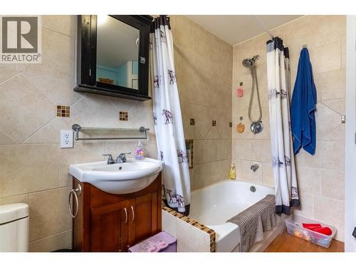 1556 Chasm Road, Clinton, BC - Indoor Photo Showing Bathroom
