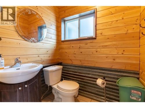 1556 Chasm Road, Clinton, BC - Indoor Photo Showing Bathroom