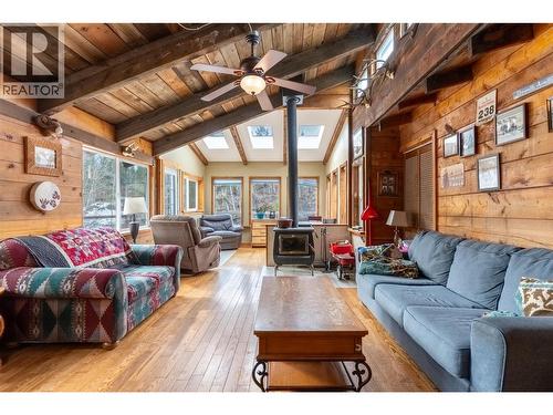 1556 Chasm Road, Clinton, BC - Indoor Photo Showing Living Room