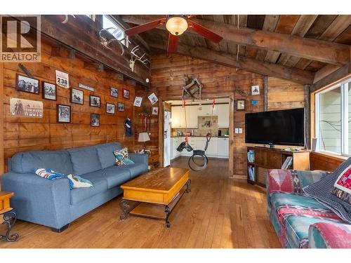 1556 Chasm Road, Clinton, BC - Indoor Photo Showing Living Room