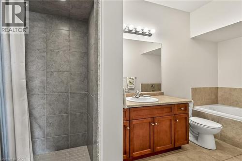 18 Ecker Lane, Hamilton, ON - Indoor Photo Showing Bathroom