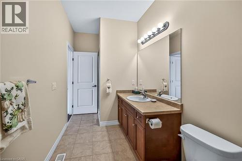 18 Ecker Lane, Hamilton, ON - Indoor Photo Showing Bathroom