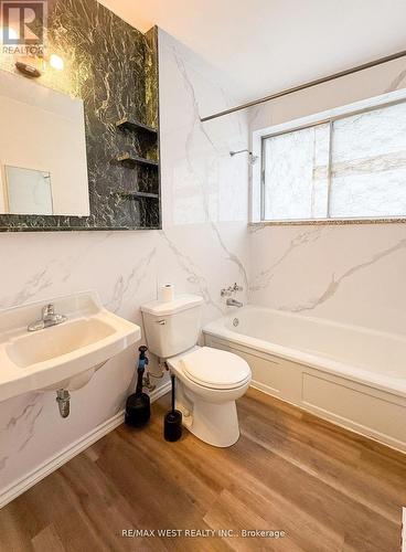 32 Broadleaf Road, Toronto, ON - Indoor Photo Showing Bathroom