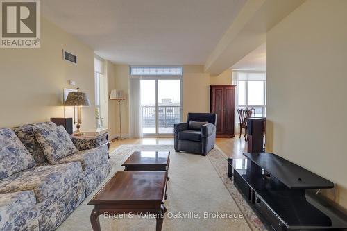 1402 - 442 Maple Avenue, Burlington (Brant), ON - Indoor Photo Showing Living Room