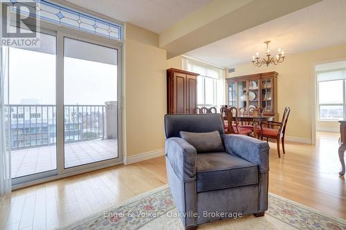 1402 - 442 Maple Avenue, Burlington (Brant), ON - Indoor Photo Showing Living Room