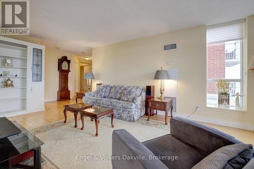 1402 - 442 Maple Avenue, Burlington (Brant), ON - Indoor Photo Showing Living Room