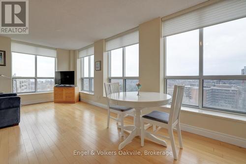 1402 - 442 Maple Avenue, Burlington (Brant), ON - Indoor Photo Showing Dining Room