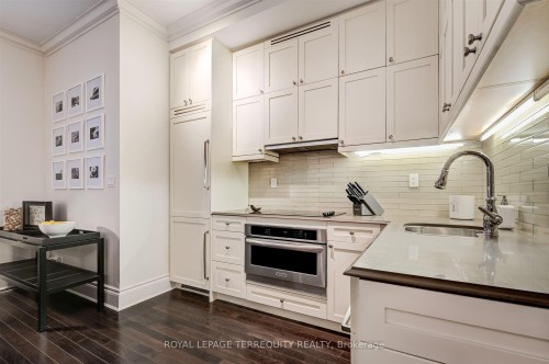 332-22 Leader Lane, Toronto, ON - Indoor Photo Showing Kitchen With Upgraded Kitchen