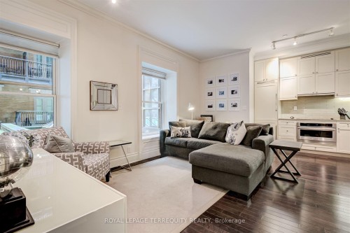 332-22 Leader Lane, Toronto, ON - Indoor Photo Showing Living Room