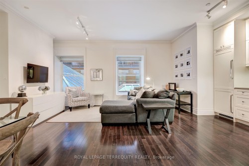 332-22 Leader Lane, Toronto, ON - Indoor Photo Showing Living Room