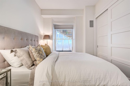 332-22 Leader Lane, Toronto, ON - Indoor Photo Showing Bedroom