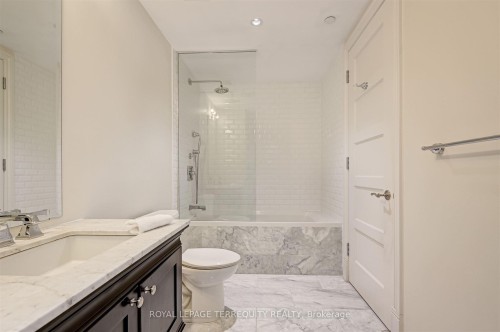 332-22 Leader Lane, Toronto, ON - Indoor Photo Showing Bathroom