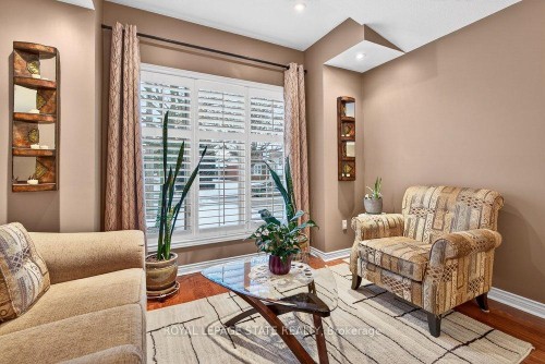 128 Nugent Drive, Hamilton, ON - Indoor Photo Showing Living Room