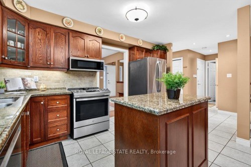 128 Nugent Drive, Hamilton, ON - Indoor Photo Showing Kitchen