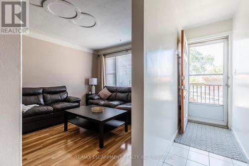 118 Julian Avenue, Hamilton, ON - Indoor Photo Showing Living Room