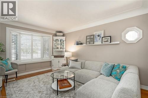Living area with wood finished floors and baseboards - 220 Townsend Avenue, Burlington, ON - Indoor Photo Showing Living Room