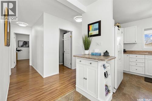 359 4Th Avenue Se, Swift Current, SK - Indoor Photo Showing Kitchen