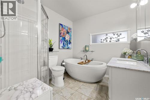 359 4Th Avenue Se, Swift Current, SK - Indoor Photo Showing Bathroom