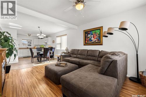 359 4Th Avenue Se, Swift Current, SK - Indoor Photo Showing Living Room