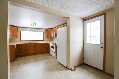 15 Third Avenue, Teulon, MB - Indoor Photo Showing Kitchen With Double Sink