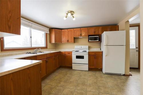 15 Third Avenue, Teulon, MB - Indoor Photo Showing Kitchen With Double Sink
