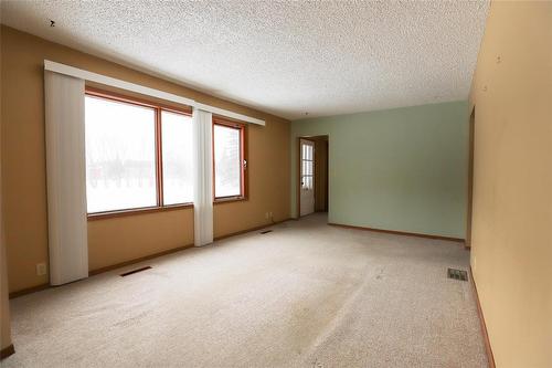 15 Third Avenue, Teulon, MB - Indoor Photo Showing Other Room