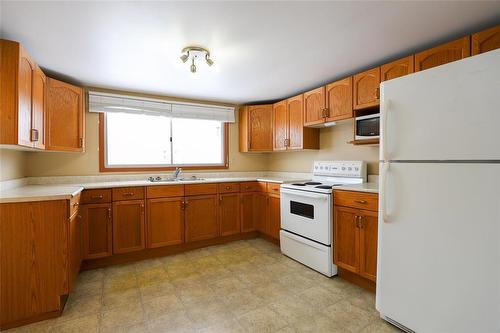 15 Third Avenue, Teulon, MB - Indoor Photo Showing Kitchen