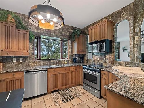 3211 Mcdonald Avenue, Brandon, MB - Indoor Photo Showing Kitchen With Double Sink