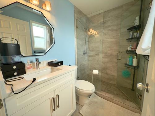 202-3155 Gordon Drive, Kelowna, BC - Indoor Photo Showing Bathroom