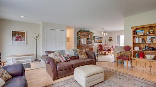 6524 Highway 6, Coldstream, BC - Indoor Photo Showing Living Room