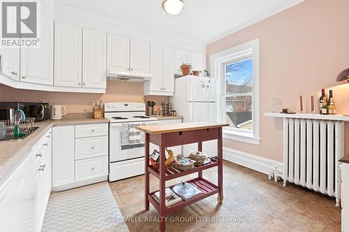 84 Fourth Avenue, Ottawa, ON - Indoor Photo Showing Kitchen