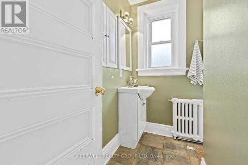 84 Fourth Avenue, Ottawa, ON - Indoor Photo Showing Bathroom