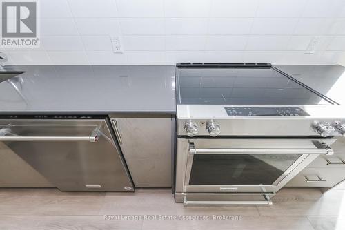 1121 - 8960 Jane Street, Vaughan, ON - Indoor Photo Showing Kitchen