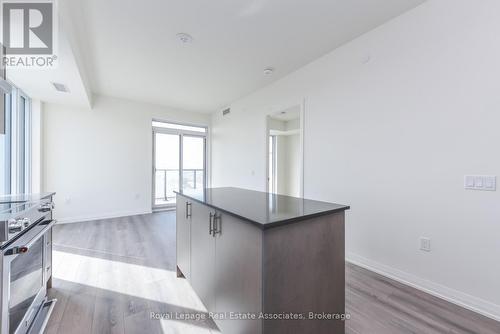 1121 - 8960 Jane Street, Vaughan, ON - Indoor Photo Showing Kitchen