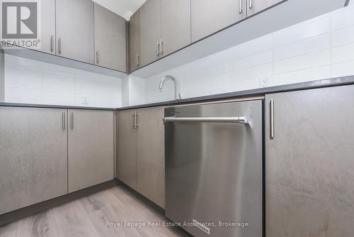 1121 - 8960 Jane Street, Vaughan, ON - Indoor Photo Showing Kitchen