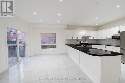 Upper - 643 Warhol Way, Mississauga, ON - Indoor Photo Showing Kitchen