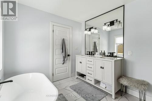 2884 Doyle Drive, London South (South U), ON - Indoor Photo Showing Bathroom