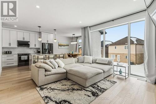 2884 Doyle Drive, London South (South U), ON - Indoor Photo Showing Living Room