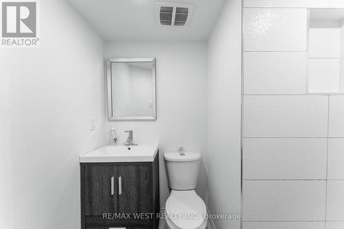 721 Acadia Drive, Hamilton, ON - Indoor Photo Showing Bathroom