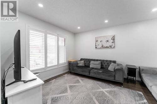 721 Acadia Drive, Hamilton, ON - Indoor Photo Showing Living Room