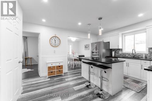 721 Acadia Drive, Hamilton, ON - Indoor Photo Showing Kitchen With Upgraded Kitchen