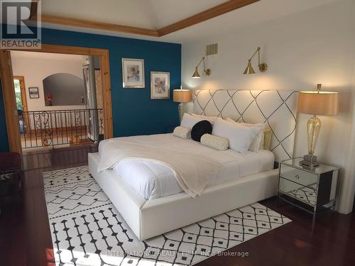 6 Pinehurst Lane, Springwater, ON - Indoor Photo Showing Bedroom